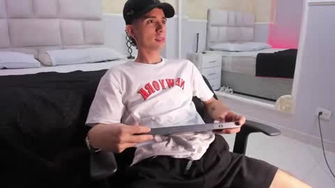 L I I A M online show from February 5, 4:59 am