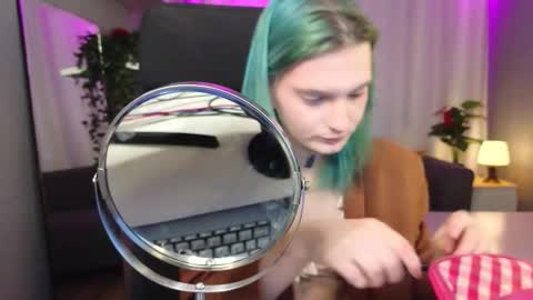 Snapshot of lika_haris chatting on September 25, 2:43 pm Lika online show from September 25, 2:43 pm