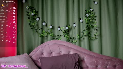 Snapshot of lika_moon chatting on February 4, 7:18 am Lika online show from February 4, 7:18 am