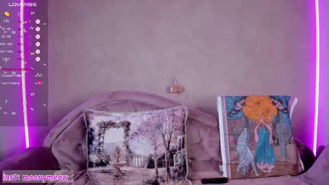 Snapshot of lika_moon chatting on February 26, 2:59 am Lika online show from February 26, 2:59 am