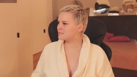 likaaberry online show from November 25, 11:43 am