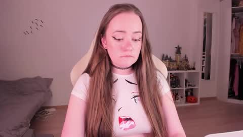 Snapshot of lil_happiness chatting on December 3, 9:02 pm for free registration 3 online show from December 3, 9:02 pm