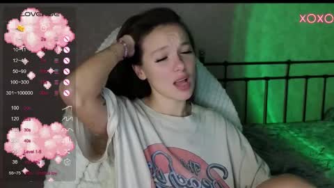 Snapshot of lil_luna_x chatting on December 2, 5:37 pm little moon online show from December 2, 5:37 pm