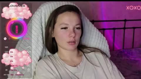 Snapshot of lil_luna_x chatting on December 3, 6:28 pm little moon online show from December 3, 6:28 pm