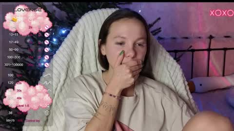 Snapshot of lil_luna_x chatting on December 29, 6:16 pm little moon online show from December 29, 6:16 pm