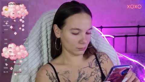 Snapshot of lil_luna_x chatting on October 6, 5:21 pm little moon online show from October 6, 5:21 pm