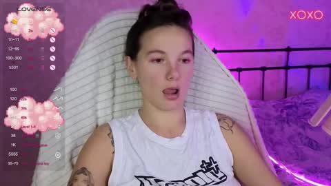 Snapshot of lil_luna_x chatting on October 12, 7:57 pm little moon online show from October 12, 7:57 pm