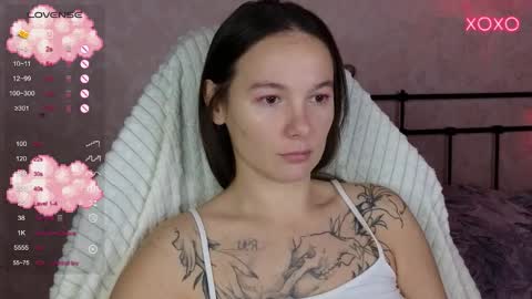 Snapshot of lil_luna_x chatting on October 18, 7:36 pm little moon online show from October 18, 7:36 pm