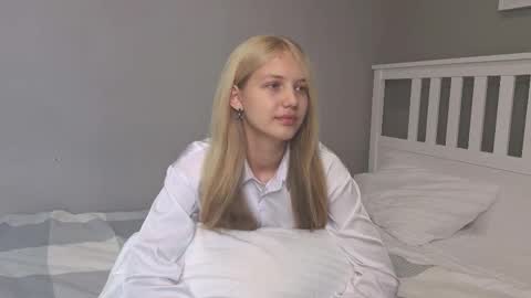 Snapshot of lil_tasty33 chatting on September 21, 8:16 am Emma online show from September 21, 8:16 am