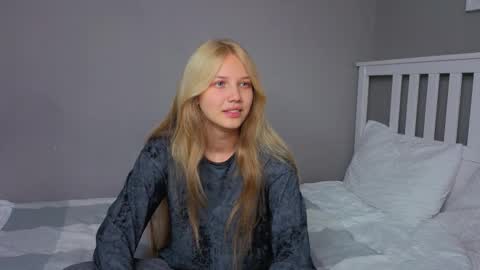 Snapshot of lil_tasty33 chatting on October 13, 9:42 am Emma online show from October 13, 9:42 am