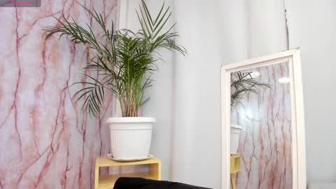 Snapshot of lila_elliot chatting on February 6, 10:43 pm Lila online show from February 6, 10:43 pm