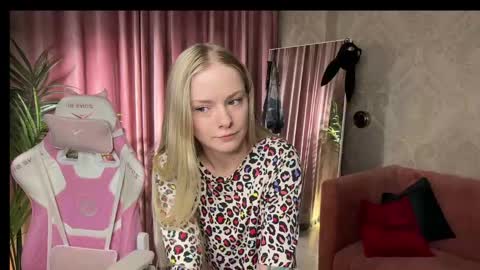 Lili online show from April 25, 1:52 pm