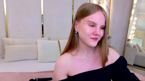 Snapshot of lili_lohan chatting on June 10, 9:19 am lili_lohan online show from June 10, 9:19 am