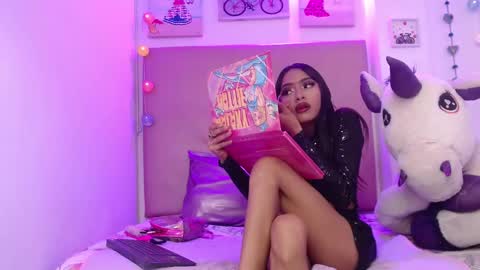 lili_roussi online show from February 7, 10:35 pm