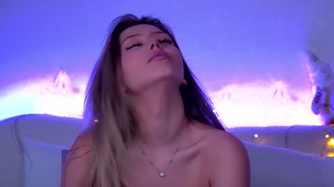 Snapshot of liliabianca chatting on December 27, 4:32 pm Mia online show from December 27, 4:32 pm