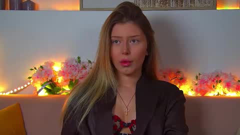 Snapshot of liliabianca chatting on February 16, 12:43 pm Mia online show from February 16, 12:43 pm