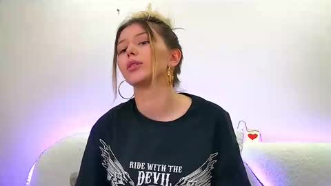 Snapshot of liliabianca chatting on February 17, 1:10 pm Mia online show from February 17, 1:10 pm