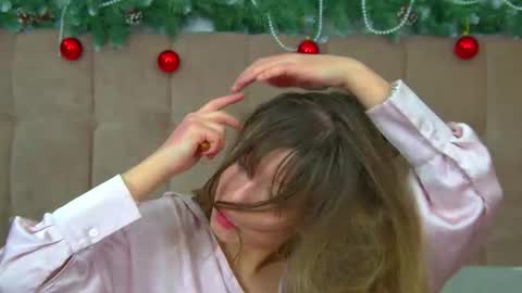 Mia online show from December 16, 6:40 am