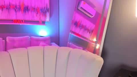 holis soy lily chang no olvides el pulgar arriba es muy importante para mi 3 independent model online show from February 2, 7:34 pm