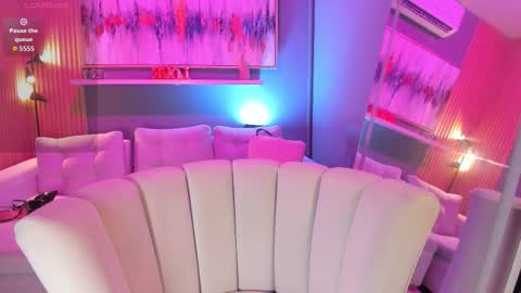 holis soy lily chang no olvides el pulgar arriba es muy importante para mi 3 independent model online show from February 3, 8:03 pm