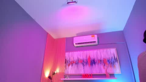 holis soy lily chang no olvides el pulgar arriba es muy importante para mi 3 independent model online show from February 26, 7:46 pm