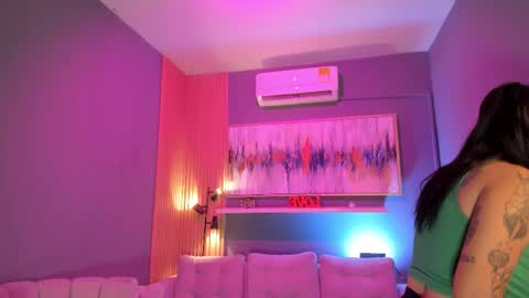 holis soy lily chang no olvides el pulgar arriba es muy importante para mi 3 independent model online show from March 18, 7:50 pm