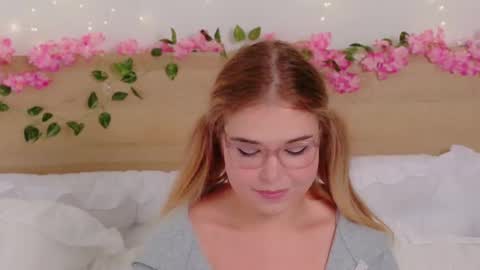 Snapshot of lilith_bonheur chatting on December 19, 2:07 am Lilith Bonheur online show from December 19, 2:07 am