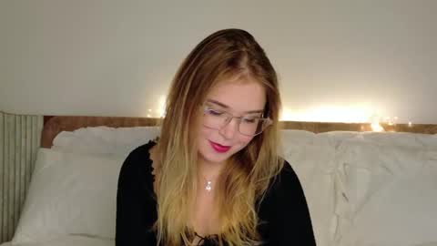 Snapshot of lilith_bonheur chatting on February 1, 2:59 pm Lilith Bonheur online show from February 1, 2:59 pm