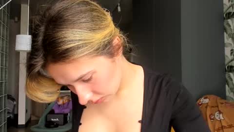 Snapshot of lilith_lutherlow chatting on April 6, 11:33 am lilith online show from April 6, 11:33 am