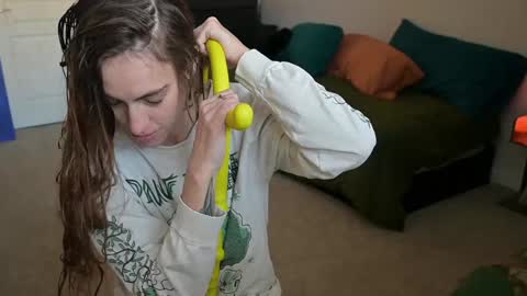 L online show from January 10, 9:10 pm