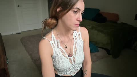 L online show from February 8, 11:34 pm