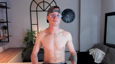 Snapshot of liljames_ chatting on October 23, 8:18 pm Lil James online show from October 23, 8:18 pm