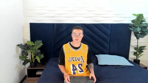 Snapshot of liljames_ chatting on November 30, 8:02 pm Lil James online show from November 30, 8:02 pm