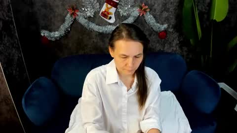 Snapshot of lillian_white1 chatting on December 31, 12:32 am lillian_white1 online show from December 31, 12:32 am