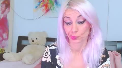 Lara online show from October 19, 9:04 pm