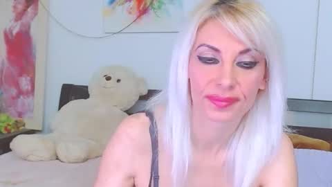 Lara online show from April 24, 7:49 pm