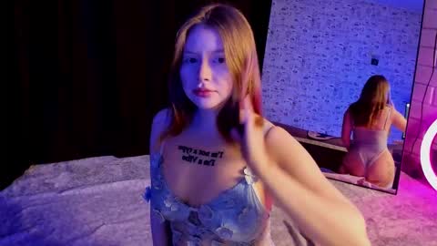 Snapshot of lillie_berry chatting on October 6, 4:32 am lillie_berry online show from October 6, 4:32 am