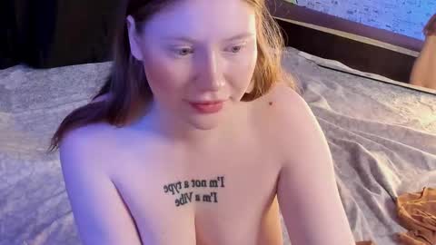 Snapshot of lillie_berry chatting on October 10, 4:44 am lillie_berry online show from October 10, 4:44 am