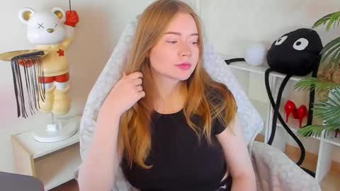 Snapshot of lillie_berry chatting on October 18, 4:48 am lillie_berry online show from October 18, 4:48 am