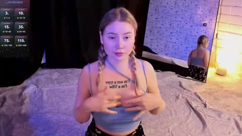 Snapshot of lillie_berry chatting on November 12, 4:35 am lillie_berry online show from November 12, 4:35 am