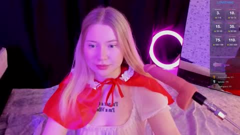 Snapshot of lillie_berry chatting on November 24, 5:51 am lillie_berry online show from November 24, 5:51 am