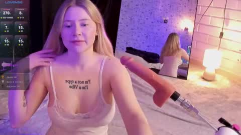 Snapshot of lillie_berry chatting on December 2, 4:51 am lillie_berry online show from December 2, 4:51 am