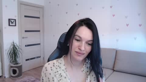 Snapshot of lilliyves chatting on April 10, 9:47 am lilliyves online show from April 10, 9:47 am
