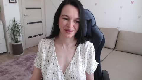 Snapshot of lilliyves chatting on April 16, 10:05 am lilliyves online show from April 16, 10:05 am