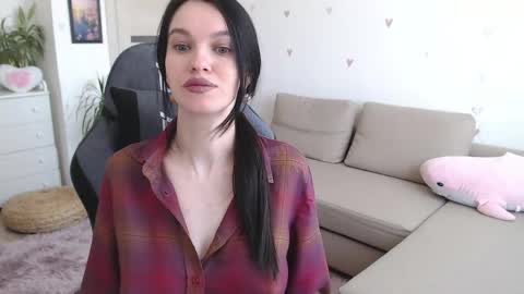 Snapshot of lilliyves chatting on April 21, 9:04 am lilliyves online show from April 21, 9:04 am