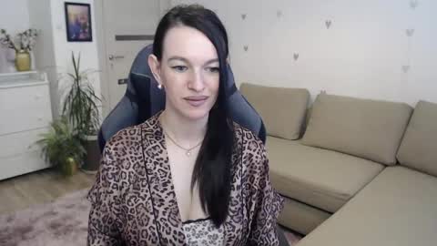 Snapshot of lilliyves chatting on May 23, 5:28 pm lilliyves online show from May 23, 5:28 pm