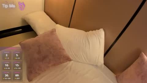 L I L L Y online show from March 5, 1:51 pm