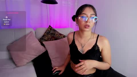 lillypinky1 online show from April 29, 2:37 am