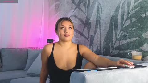 Snapshot of lily_foster_ chatting on December 2, 9:45 am Lily online show from December 2, 9:45 am