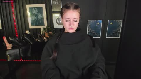 Snapshot of lily_moonlight chatting on December 7, 6:21 am Lily online show from December 7, 6:21 am